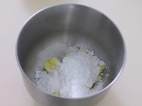 黄油软化后加入糖粉，用手动打蛋器搅打均匀。