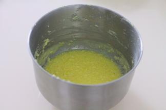 分4次加入鸡蛋，每次都要搅拌均匀才能再加下一次。