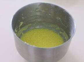 分4次加入鸡蛋，每次都要搅拌均匀才能再加下一次。