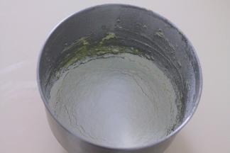 将低筋面粉和泡打粉混合筛入。