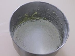 将低筋面粉和泡打粉混合筛入。