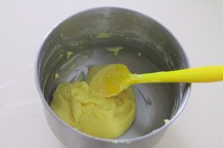 用刮刀由上往下翻拌成无干粉面糊。