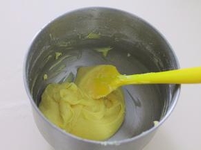 用刮刀由上往下翻拌成无干粉面糊。