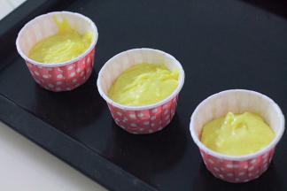 将拌好的面糊装入裱花袋，把面糊挤入纸杯中，大约八分满。