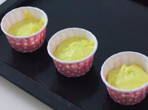 将拌好的面糊装入裱花袋，把面糊挤入纸杯中，大约八分满。