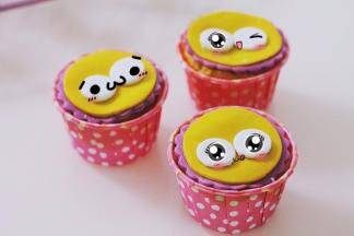 用清水粘贴在合适的位置，将以上的部分组合好，晾干就可以了。