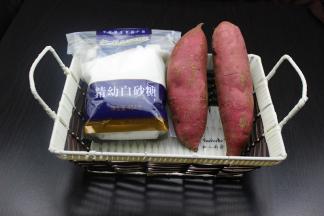 准备好新鲜的红薯，白砂糖、白醋、油等；