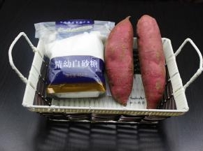 准备好新鲜的红薯，白砂糖、白醋、油等；