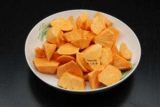 红薯去皮，滚刀切块，用冷水浸泡3分钟，捞出沥干水；PS：冷水浸泡去淀粉碎，炸的是不粘。