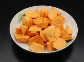 红薯去皮，滚刀切块，用冷水浸泡3分钟，捞出沥干水；PS：冷水浸泡去淀粉碎，炸的是不粘。