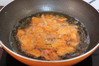 热锅，倒油，油温160度左右，放入红薯块炸至微黄捞出；