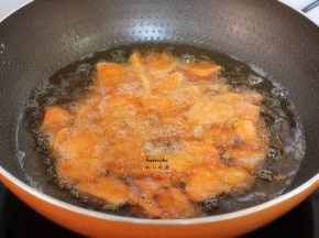 热锅，倒油，油温160度左右，放入红薯块炸至微黄捞出；