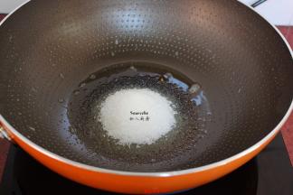 锅中留少许油，放入 白砂糖，小火炒至糖融化；PS：火一定要小火，不能焦 。