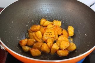 放入炸好的红薯块，迅速煸炒均匀，即可。