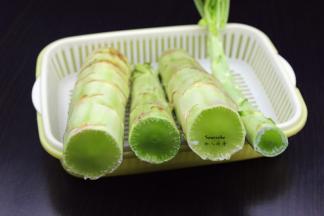 准备好新鲜的莴笋，太长切段；