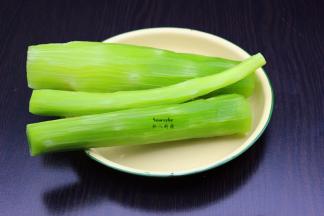 莴笋去皮，洗净；