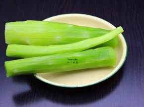 莴笋去皮，洗净；
