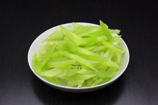 莴笋切长条，不要切太细；PS：个人喜好的切