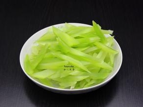 莴笋切长条，不要切太细；PS：个人喜好的切