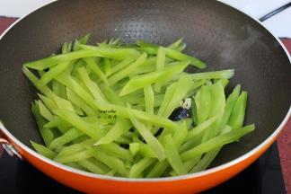 倒入切好的莴笋条，爆炒；PS：莴笋容易熟，快速翻炒即可