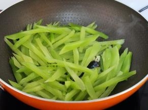 倒入切好的莴笋条，爆炒；PS：莴笋容易熟，快速翻炒即可