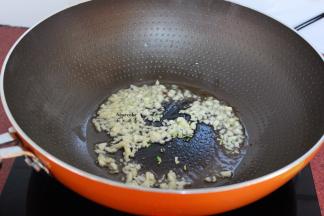 热锅，倒油，放蒜末爆香