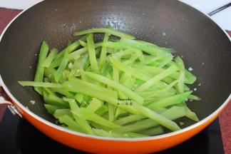 放盐炒均即可。