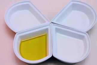 提前准备好低筋粉80g，玉米油50g，细砂糖60g（蛋白），细砂糖20g（蛋黄）