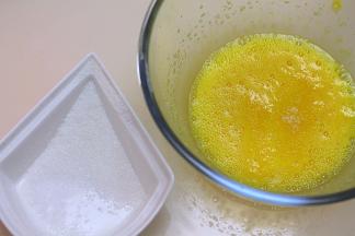 将4个鸡蛋的蛋白和蛋黄分开，把蛋黄打发几秒，分3次加入20g的细砂糖混合后用打蛋器打发到体积膨大，状态浓稠即可