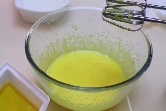 分3次加入玉米油，每次加入都要搅打均匀再加下一次玉米油（或色拉油）