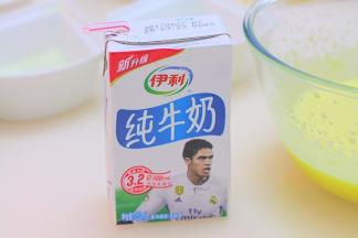 加入牛奶搅拌均匀（无需打发）