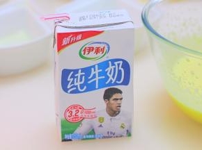 加入牛奶搅拌均匀（无需打发）
