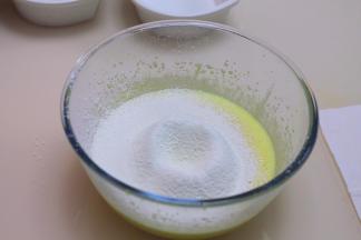 将80g低筋面粉过筛至蛋黄糊中