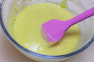 用刮刀搅拌均匀，Z字法或者切拌法即可