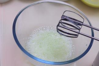 更换无油无水的打蛋头将蛋清大成鱼眼泡状态，分3次加入60g细砂糖