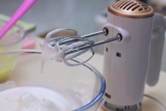 将蛋白打发到如下图状态（提前打蛋头后，蛋白拉出弯曲的尖角）