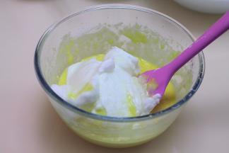 将1/3蛋白放入蛋黄糊碗中，翻拌均匀