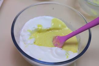 将翻拌均匀的蛋黄糊倒入剩余的蛋白里搅拌均匀（从底部往上翻拌，不要画圈搅拌）