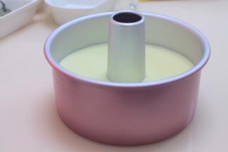 把面糊倒入8寸中空学厨模具后，震一下