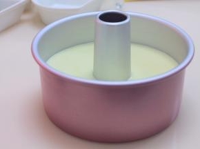 把面糊倒入8寸中空学厨模具后，震一下
