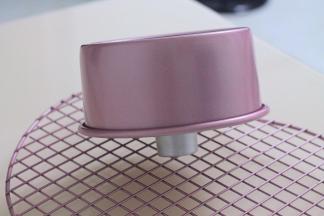 出炉后震几下立即倒扣，待凉后脱模