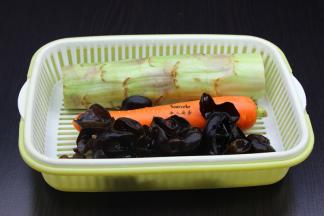 准备木耳、莴笋、胡萝卜；