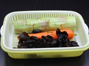 准备木耳、莴笋、胡萝卜；