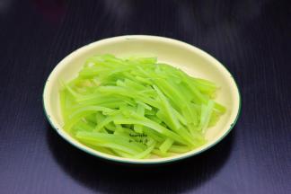 莴笋去皮，洗净切丝，放盐腌制5分钟；