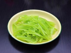 莴笋去皮，洗净切丝，放盐腌制5分钟；