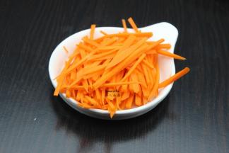 胡萝卜去皮，洗净，切丝，放盐腌制3分钟；