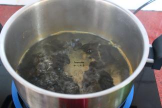 清水煮沸，放入木耳汆烫熟，捞出；
