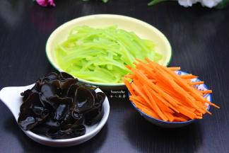 把莴笋丝、胡萝卜丝，分别去盐水，木耳沥干水；