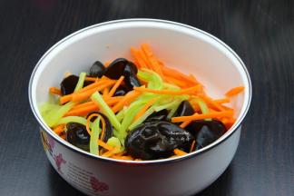 莴笋丝、胡萝卜、木耳，放麻油、香油、陈醋、盐、蒜、辣椒拌均即可。