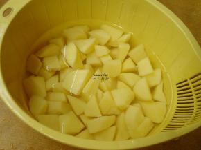 土豆洗净，去皮 切块，清水浸泡3分钟
